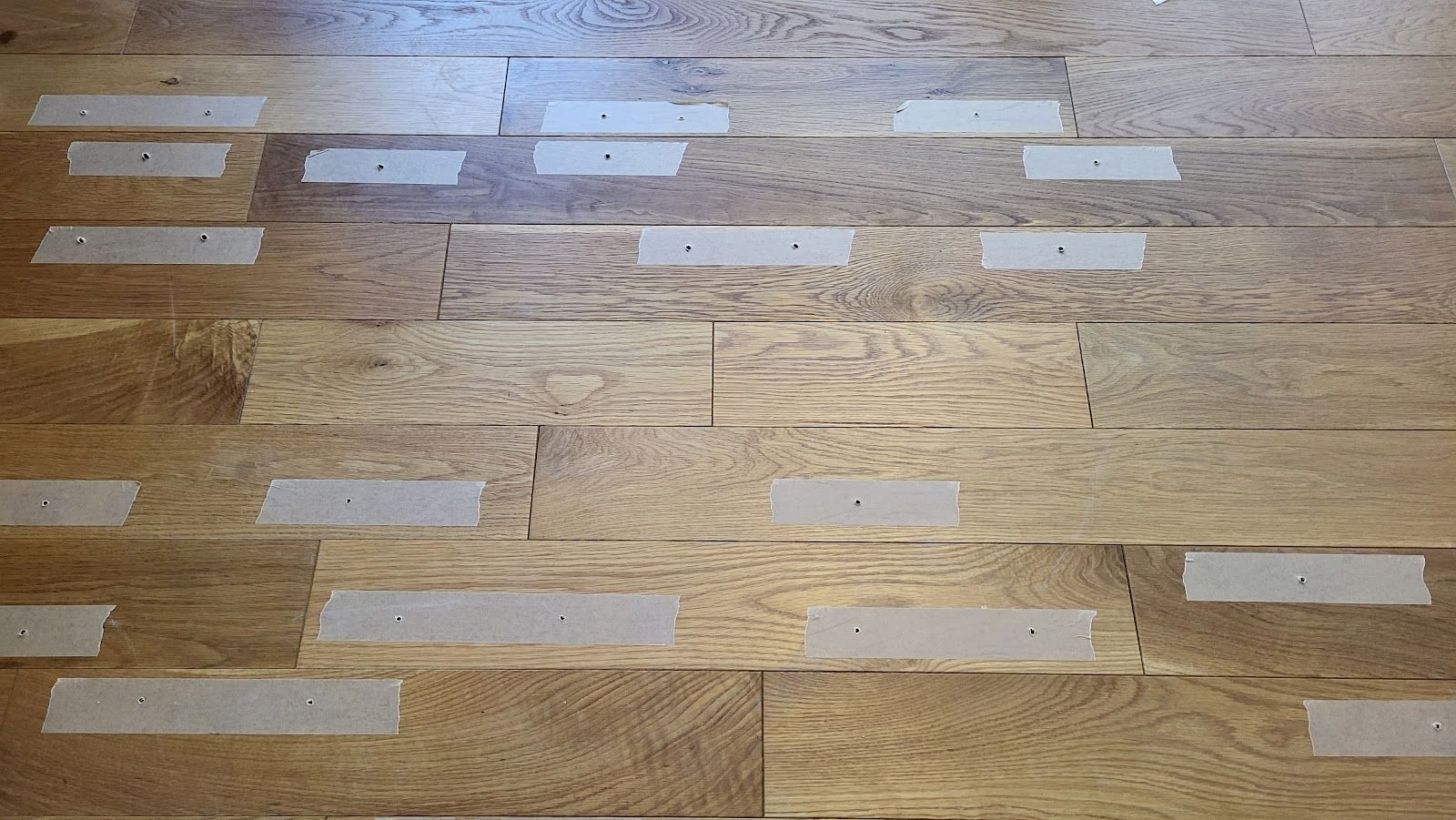 Parkett mit markierten Reparaturstellen