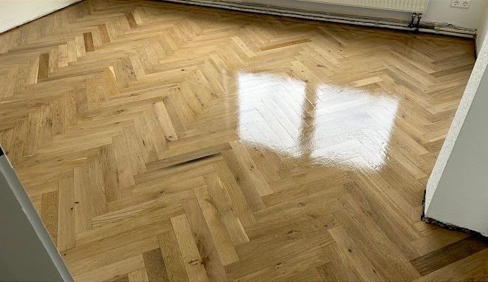 Frisch geschliffenes Fischgrätparkett