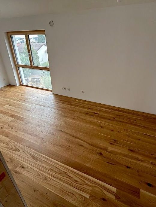 Helles Zimmer mit Parkett