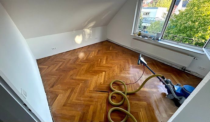 Altes Fischgrätparkett vor dem Schleifen